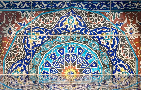 Çiçek parlamalar Iznik, Kahire, Mısır imal ile Türk sırlı seramik fayans Kraliyet döneminden şömine parçası inşa