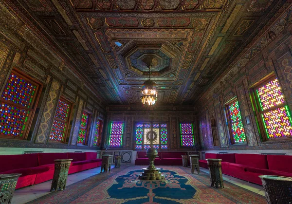 2018年8月26日 Manial 王储阿里宫 叙利亚大厅与华丽的木墙和天花板 窗户有色彩色玻璃 华丽的吊灯和红色的沙发 — 图库照片