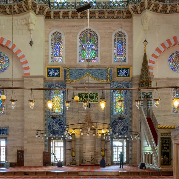 Istanbul, Türkiye - 19 Nisan 2017: Süleymaniye Camii, 1557, üçüncü Hill Istanbul, Türkiye, bulunan yerleşik bir Osmanlı imparatorluk Camii ve kentin ikinci büyük Camii dua birkaç kişi