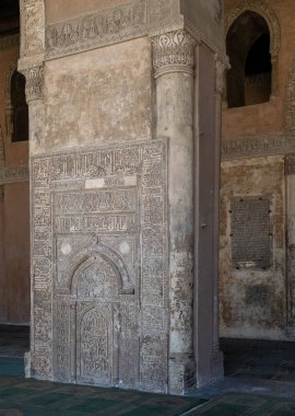 Cairo, Mısır - 8 Eylül 2018: Süslü oyulmuş taş duvar çiçek desenleri ve hat önünde temel taşı Ahmed Ibn Tulun Camii, Cairo, Mısır