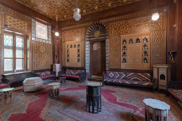 Cairo, Mısır - 2 Aralık 2017: Manial Sarayı, Prince Mohammed Ali. Konuklar salon ahşap süslü tavan, ahşap süslü kapı, fenerler, renkli süslü köşkler, Çay Masası ve süslü halı