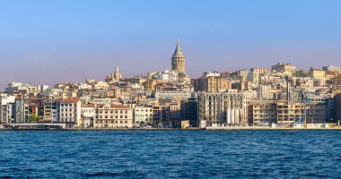 Istanbul, Türkiye - 26 Nisan 2017: Şehir manzaralı, İstanbul Galata Kulesi ve Karaköy bölge bakan denizden 'un