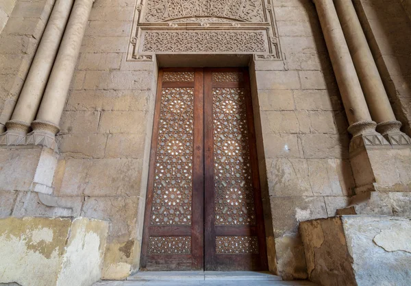 External Old Decorated Bricks Stone Wall Arabesque Decorated Wooden Door — Stock Photo, Image