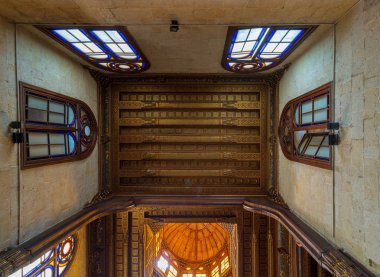 Çiçek desenli dekorasyon ve Sultan al Guri Türbesi, Kahire, Mısır, vitray pencereler ile tavan dekore edilmiş