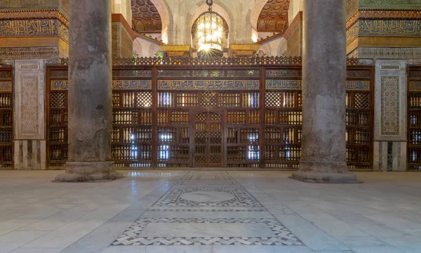 Cairo, Mısır - 19 Kasım 2016: İç görünümü Sultan Kalavun Türbesi, Sultan Kalavun karmaşık parçası 1285 reklam, Al Moez sokakta yer yerleşik