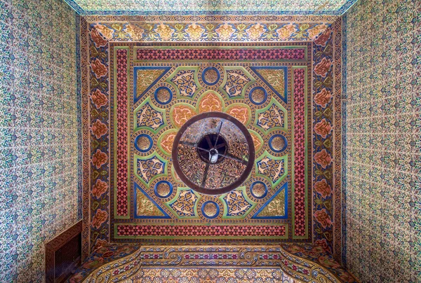 화려한 새겨진 장식에서 역사적인 Manial 궁전의 프린스 모하메드 카이로 이집트 — 스톡 사진