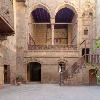 Darb Al Ahmar bölgesinde, eski Kahire, Mısır el-Ezher Camii yakınında bulunan Zeinab Khatoun tarihi binasının cephe
