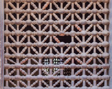 Eski grunge yıpranmış ahşap sabit kafesli pencere (Mashrabiya), Kahire, Mısır