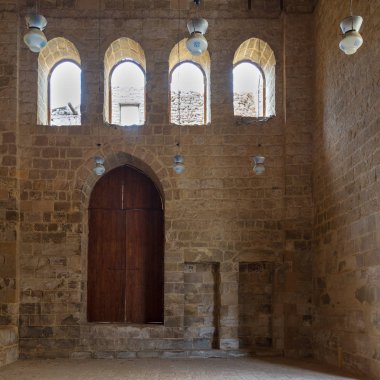 Eski Kahire, Mısır ahşap kapı ve tuğla taş duvar ile Darb Al Labana district, Al-Muayyedi Bimaristan tarihi binanın genel Camii bağlı