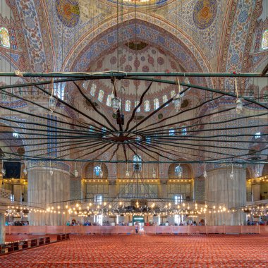 Istanbul, Türkiye - 16 Nisan 2017: İç, Sultan Ahmed Camii (Sultanahmet Camii), bir büyük sütunlar, kemerler, renkli vitray pencereler ve camiyi ziyaret turistler ile