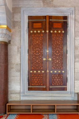 Ahşap yaşlı oyulmuş kapısı ve Süleymaniye genel tarihi Cami, Istanbul, Türkiye'de mermer duvar