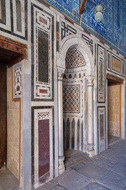 Cairo, Mısır - 3 Kasım 2018: Mermer duvar mihrap (katıştırılmış niş) mezar Ibrahim ağa Mustahfizan, aksungur Camii (Sultanahmet Camii), Bab El vezir İlçesi, eski Kahire ile