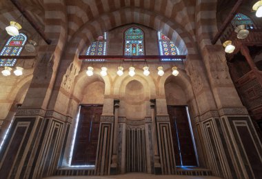 Mihrap (katıştırılmış niş), iki ahşap kapı, büyük kemerler ve vitray pencereler için Khayer Bek Türbesi, Darb Al Ahmar İlçesi, eski Kahire, Mısır bağlı cami de mermer duvar
