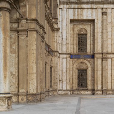 Beyaz mermer üzerine dekore edilmiş Windows Camii, Muhammed Ali Paşa (Alabaster Camii), Kahire, Mısır Kalesi duvara dekore edilmiştir.