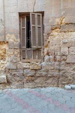 Kırık camlar ve grunge taş tuğla duvar, terk edilmiş Darb El Labana bölgesinde, Cairo, Mısır