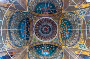 Mısır Kahire Kalesi yer alan altın ve mavi çiçek desenleri ile süslü tavan büyük Camii, Muhammed Ali Paşa (Alabaster Camii)