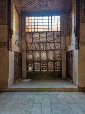 Araya eklenmiş ahşap pencere (Mashrabiya), ahşap dolapları gömülü ve ahşap tavana Osmanlı tarihi Beit El Waseela ayarla yapı (Waseela Hanem House), eski Kahire, Mısır dekore edilmiş