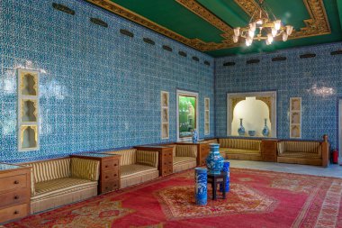Cairo, Mısır - 26 Ağustos 2018: Manial Sarayı, Prince Mohammed Ali. Mavi Çinili hall, prince'nın annesi Türk çiçek Mavi desenli seramik, nişler ve porselen vazo ile ikamet