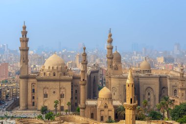 Salah Al Deen Kalesi (Cairo Citadel) Al Sultan Hassan ve Al Rifai cami, Kahire, Mısır üzerinden Cairo şehrin havadan görünümü