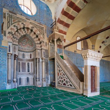 Mavi, Iznik seramik oyulmuş mihrap (niş) ile duvar karoları ve mermer minber (Platform) Camii, Aksungur (Sultanahmet Camii), Kahire, Mısır, dekore edilmiş