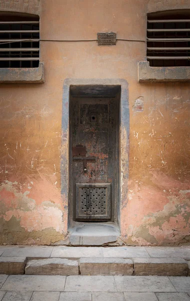 Porta Célula Ferro Enferrujado Fechada Parede Pedra Grunge Resistida Prisão — Fotografia de Stock