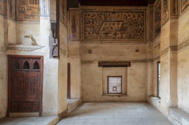 Cairo, Mısır - 16 Aralık 2018: Taş duvar ahşap pencere (Mashrabiya) Osmanlı dönemi tarihi Beit El ayarla Waseela Binası (Waseela Hanem House), eski Kahire ile
