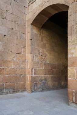 Yaşlı tonozlu geçiş ile taş tuğla duvar
