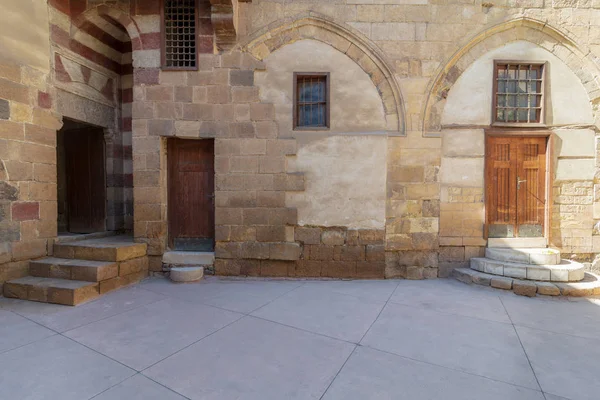 位于埃及开罗 Darb Ahmar Mamluk 时代的历史建筑 Bayt Razzaz 的门面 有格格石砖墙和粗糙的木门 — 图库照片