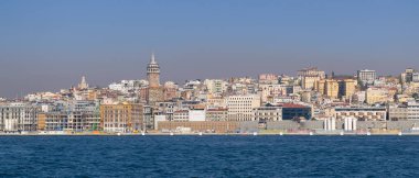 Istanbul 'un şehir manzarası, Türkiye 'den Galata Kulesi ve Karaköy 'e bakan deniz