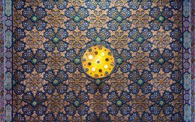 Renkli ahşap süslü tavan çiçek ve geometrik desenlerle, tarihi Manial Sarayı, Prince Mohammed Ali Tewfik, Cairo, Mısır