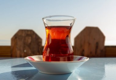 Ahşap çit ve gökyüzü arka plan ile geleneksel Türk çayı, Cam, İstanbul, Türkiye