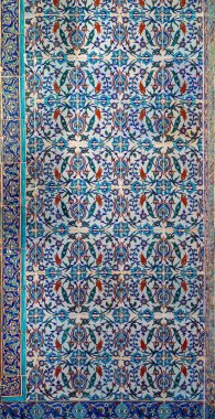 İznik'te üretilen çiçek süslemeleri ile süslenmiş Osmanlı tarzı sırlı seramik karolar