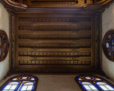 Çiçek desenli dekorasyon ve Sultan al Guri Türbesi, Kahire, Mısır, vitray pencereler ile tavan dekore edilmiş