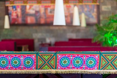 Tablo, fenerler ve yeşil bitkiler bulanık arka plan ile geleneksel ramazan süslemeleri