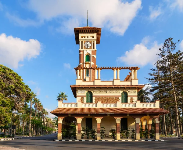 Cephe ile dekore edilmiş taş duvar, yeşil ahşap pencere panjur ve kırmızı kiremit Kanopiler gündoğumu, İskenderiye, Mısır sonra Montaza genel Park'ta Saat Kulesi