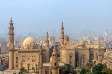 Salah Al Deen Kalesi (Cairo Citadel) Al Sultan Hassan ve Al Rifai cami, Kahire, Mısır üzerinden Cairo şehrin havadan görünümü