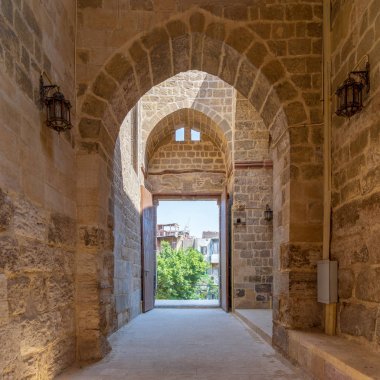 El-Muayyad Bimaristan (hastane) taş tuğla duvar, taş kemerler ve giriş kapısı ile tarihi bina, Darb Al Labana ilçe, Eski Kahire, Mısır