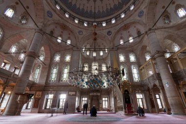 İstanbul, Türkiye - 24 Nisan 2017: Eyüp ilçesinde, Haliç'e yakın şehir surlarının dışında yer alan Eyüp Sultan Camii'nin içi. Bugünkü bina 19.