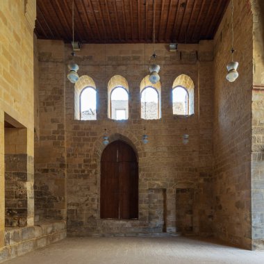 Eski Kahire, Mısır ahşap kapı ve tuğla taş duvar ile Darb Al Labana district, Al-Muayyedi Bimaristan tarihi binanın genel Camii bağlı