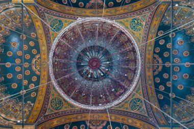 Mısır Kahire Kalesi yer alan altın ve mavi çiçek desenleri ile süslü tavan büyük Camii, Muhammed Ali Paşa (Alabaster Camii)