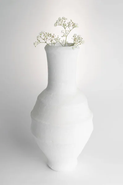 Натюрморт Состав Вазы Белого Керамики Маленькие Белые Цветы Белом Фоне — стоковое фото