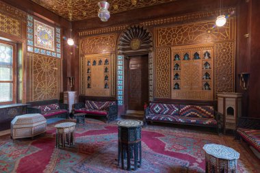 Manial Palace, Prince Mohammed Ali. Konuklar salon ahşap süslü tavan, ahşap süslü kapı, fenerler, renkli süslü köşkler, Çay Masası ve süslü halı, Cairo, Mısır