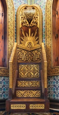 Prens Muhammed Ali'nin Manial Sarayı'ndaki ahşap camide altın madalyalı oyma minber, Kahire, Mısır