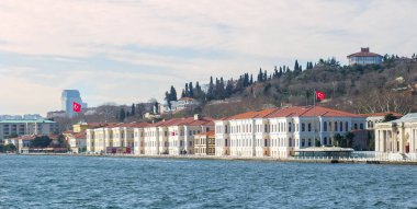 Boğaz köprüsü yakınındaki tepelerin sahil binaları ve arka planı