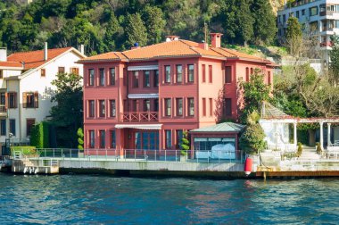 Boğaziçi köprüsü yakınındaki sahil binaları, İstanbul