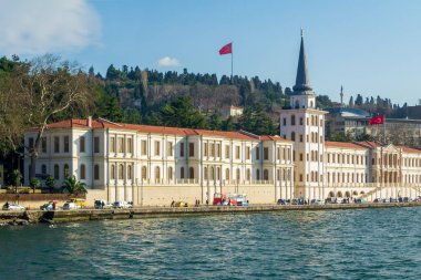 İstanbul, Türkiye - 20 Ocak 2013: Boğaziçi Köprüsü yakınlarında Kuleli Askeri Lisesi kule ve Bayraklı Türkiye bayrakları ile