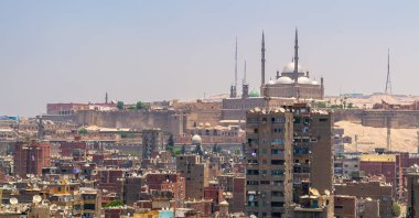 Hava cityscape görüntülemek eski Kahire, Mısır eski binalar ve uzak mesafeden Ibn Tulun Camii Minare Mısır Kalesi