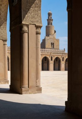 İbn Tulun Minaresi kamu tarihi camii çerçeveli kemer, Eski Kahire, Mısır