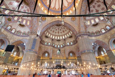 Istanbul, Türkiye - 16 Nisan 2017: İç, Sultan Ahmed Camii (Sultanahmet Camii), bir büyük sütunlar, kemerler, renkli vitray pencereler ve camiyi ziyaret turistler ile