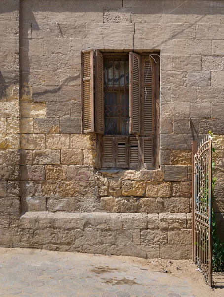 Разбитые Окна Огромная Каменная Кирпичная Стена Заброшенном Районе Дарб Эль — стоковое фото